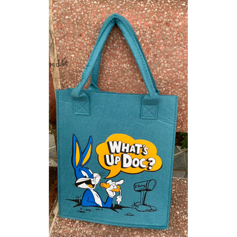 Túi tote vải nỉ hoạ tiết hoạt hình dễ thương.