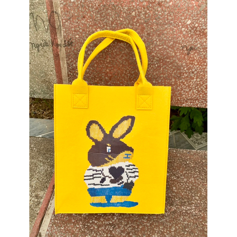 Túi tote vải nỉ hoạ tiết hoạt hình dễ thương.