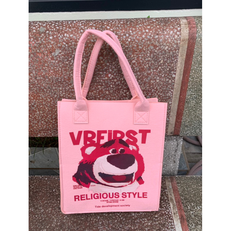 Túi tote vải nỉ hoạ tiết hoạt hình dễ thương.