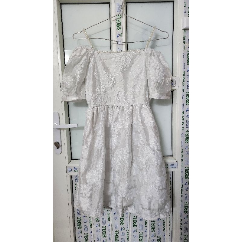 PASS váy babydol trắng mặc được hai kiểu ( 2 ảnh cuối là mình mặc đúng 1 lần đi chụp ảnh)