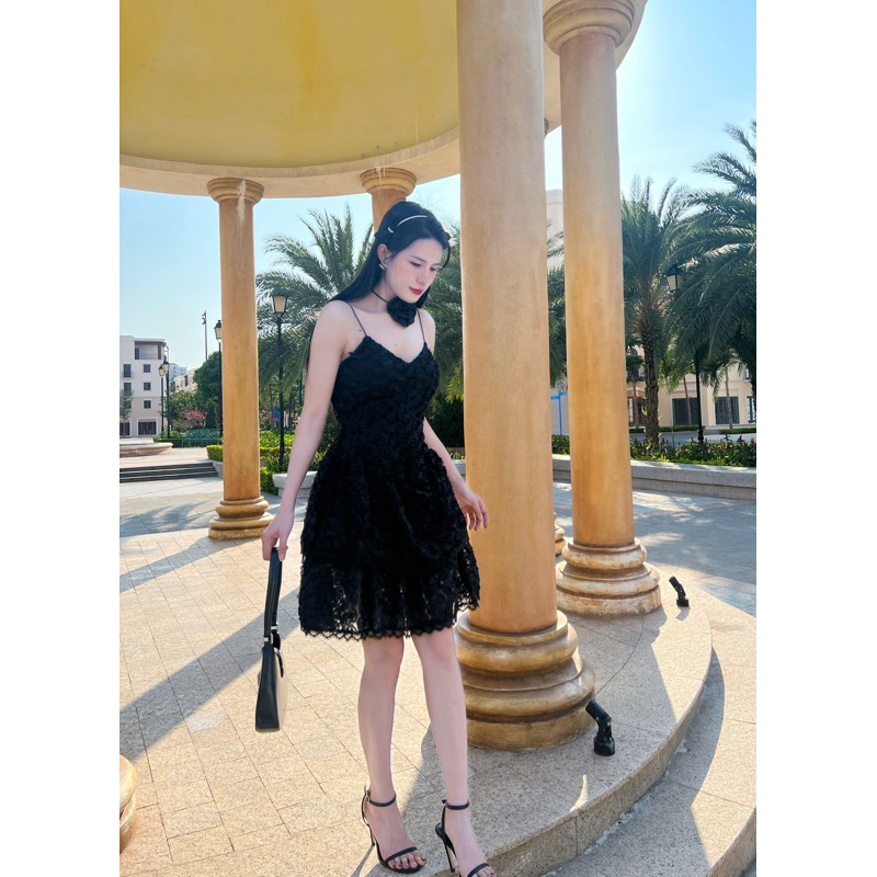 Đầm xoè ren hoa hồng tầng hai dây kèm tag hoa hai màu trắng đen