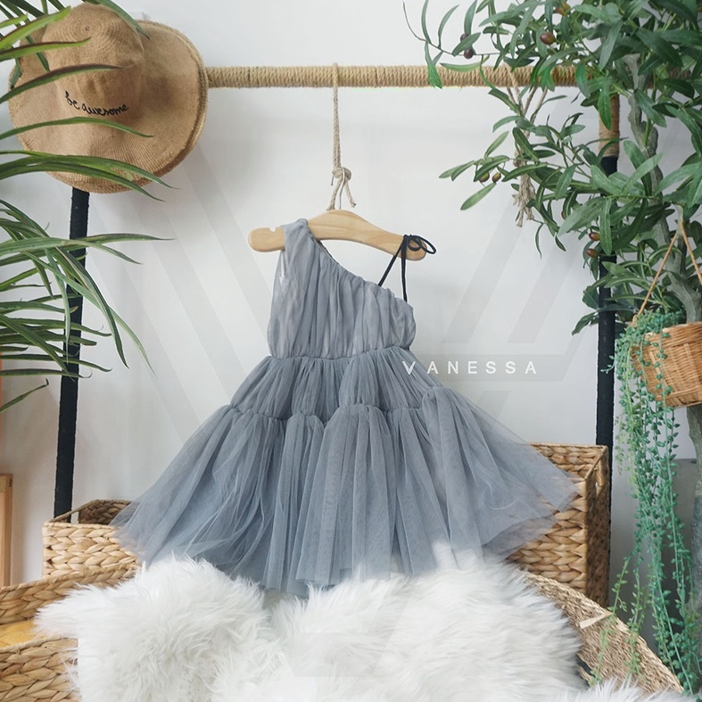 Đầm công chúa lệch vai Mabel màu xám Chất liệu lưới Milan mềm, mịn với da bé, màu sắc nhẹ nhàng xinh iu!