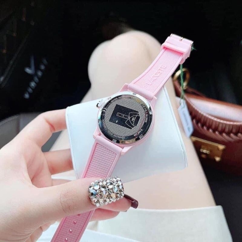 Đồng hồ nữ Lacostes màu hồng nữ tính. siêu dễ thương dành cho các bạn nữ hoặc làm quà tặng