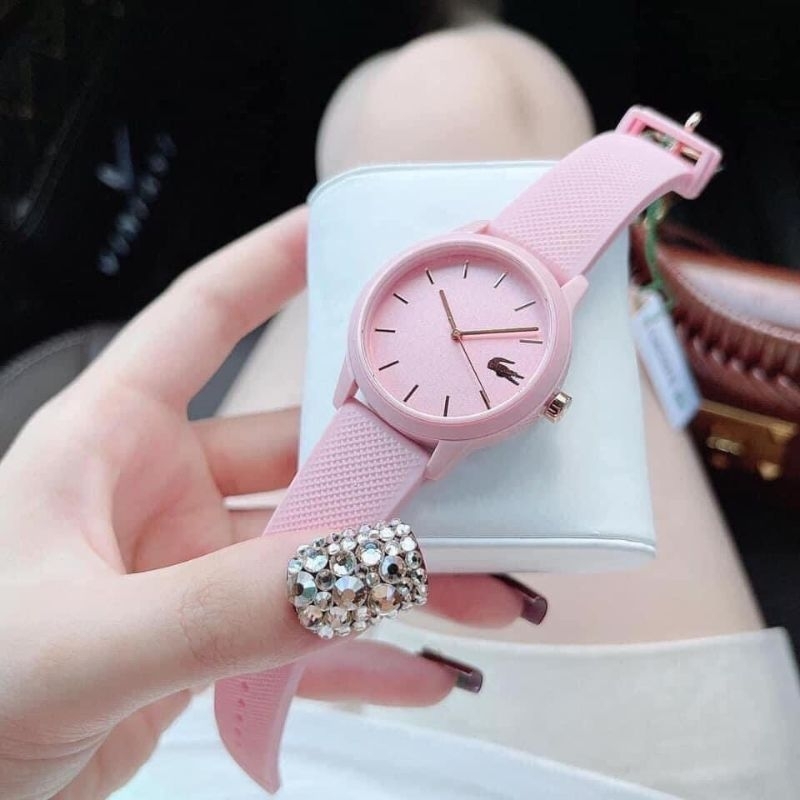 Đồng hồ nữ Lacostes màu hồng nữ tính. siêu dễ thương dành cho các bạn nữ hoặc làm quà tặng