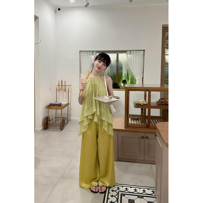 Set áo xanh cổ yếm dập ly quần suông