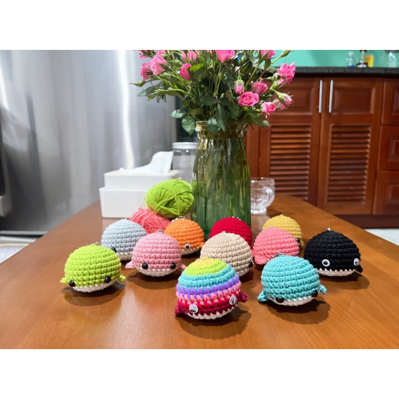 Móc chìa khoá cá heo may mắn bằng len handmade