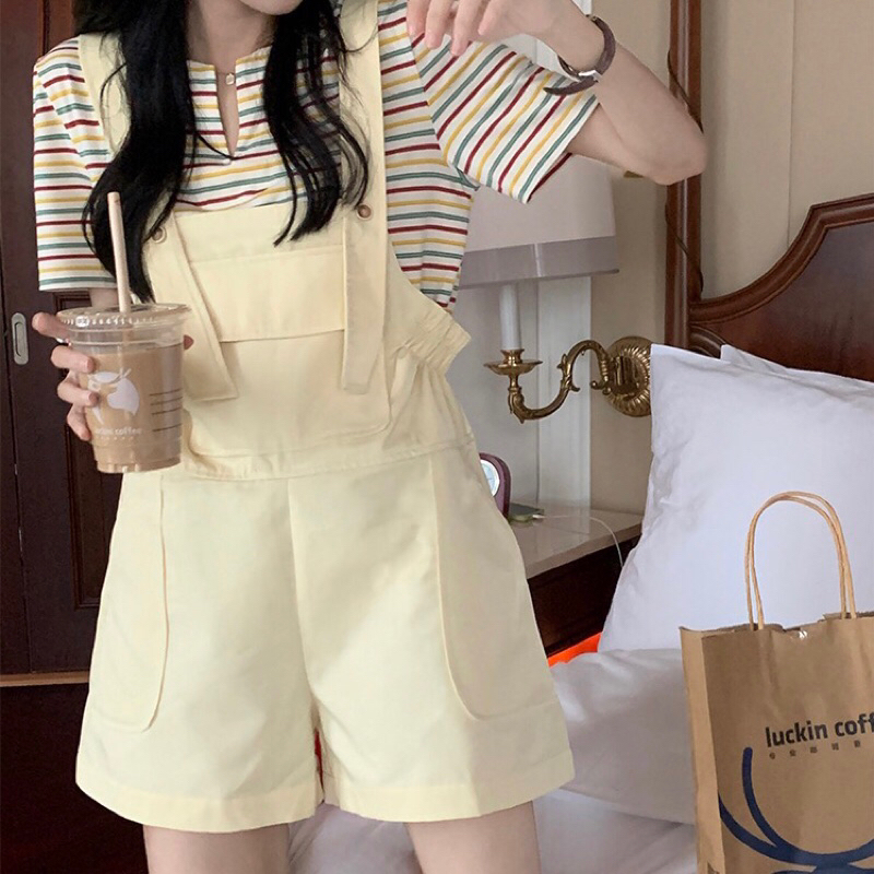 Yếm đùi ngắn + áo phông kẻ sọc cách điệu thời trang xinh xắn năng động phối màu be