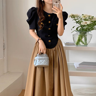 Đầm nữ cổ tròn phối chân xoè dáng dài khuy vàng ngắn tay