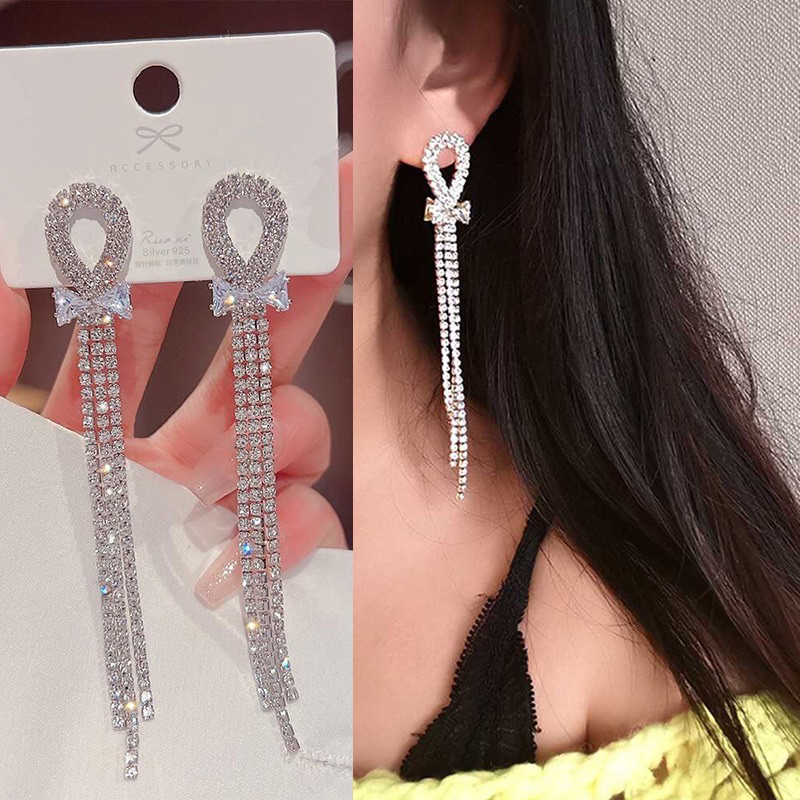 bông tai tuarua dài hình chiếc nơ đính đá sang chảnh