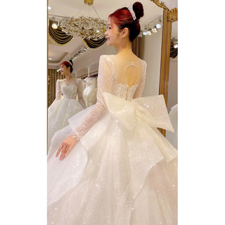 Nơ đính váy lấp lánh cô dâu
