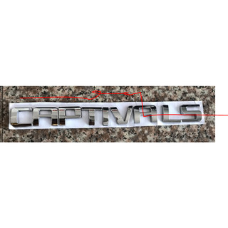 Chữ nổi Captiva LS được dán phía sau xe Chevrolet Captiva