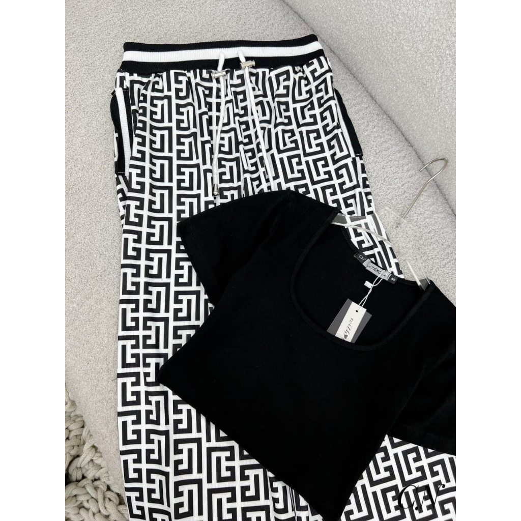 [4.4 Sales Freeship]Set thun thể thao nữ, set áo thun đen cổ vuông tay ngắn croptop phối quần rộng in họa tiết mtb