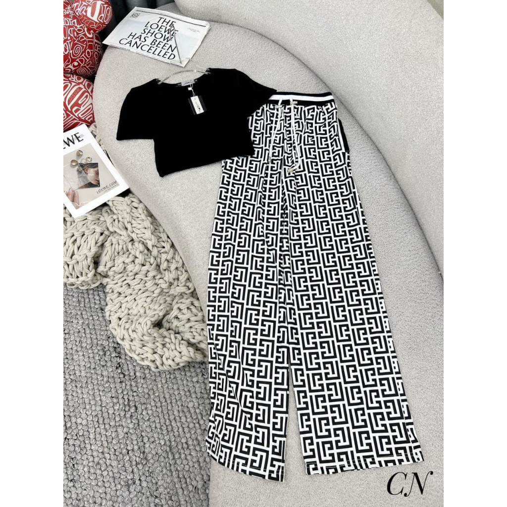 [4.4 Sales Freeship]Set thun thể thao nữ, set áo thun đen cổ vuông tay ngắn croptop phối quần rộng in họa tiết mtb