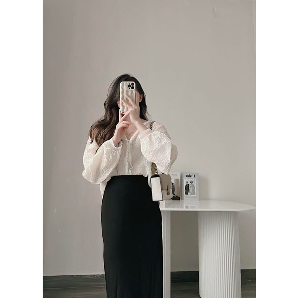 Sơ mi viền ren nhẹ cổ V By Samhyewear