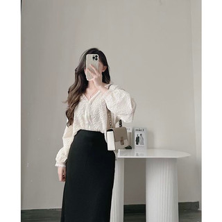 Sơ mi viền ren nhẹ cổ V By Samhyewear