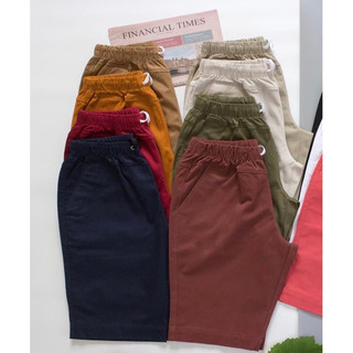 Quần lửng kaki nữ lưng thun ngang gối đơn giản.