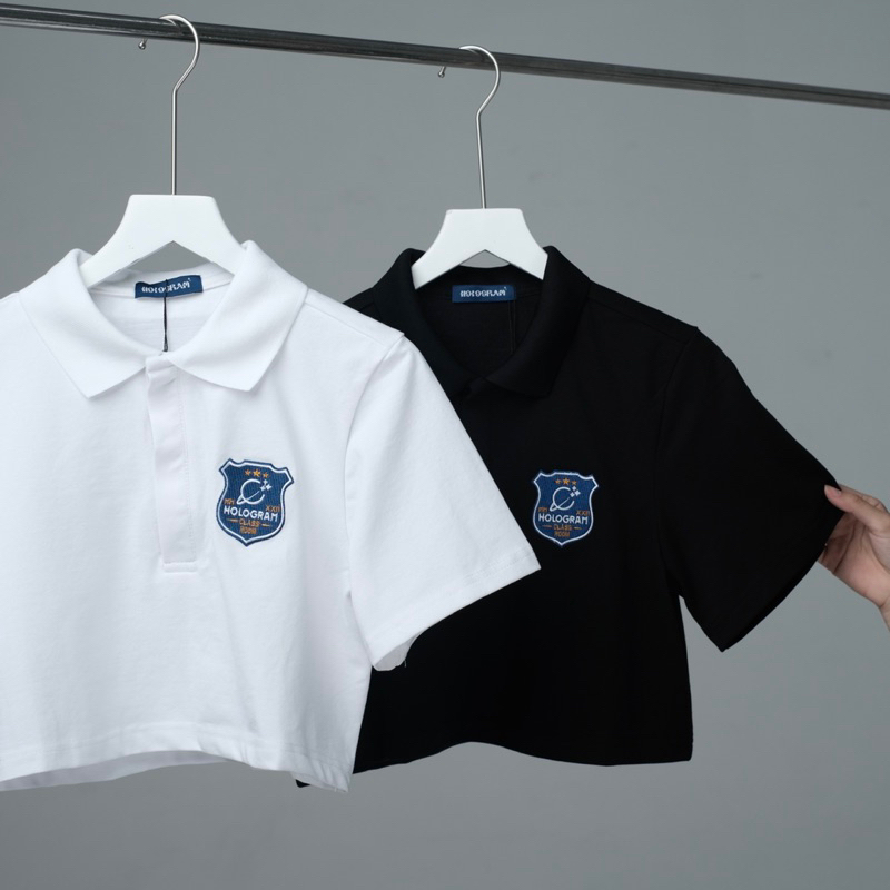 Áo polo croptop Hologram trắng thêu huy hiệu, Hologram signature crop polo