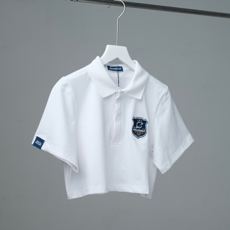 Áo polo croptop Hologram trắng thêu huy hiệu, Hologram signature crop polo