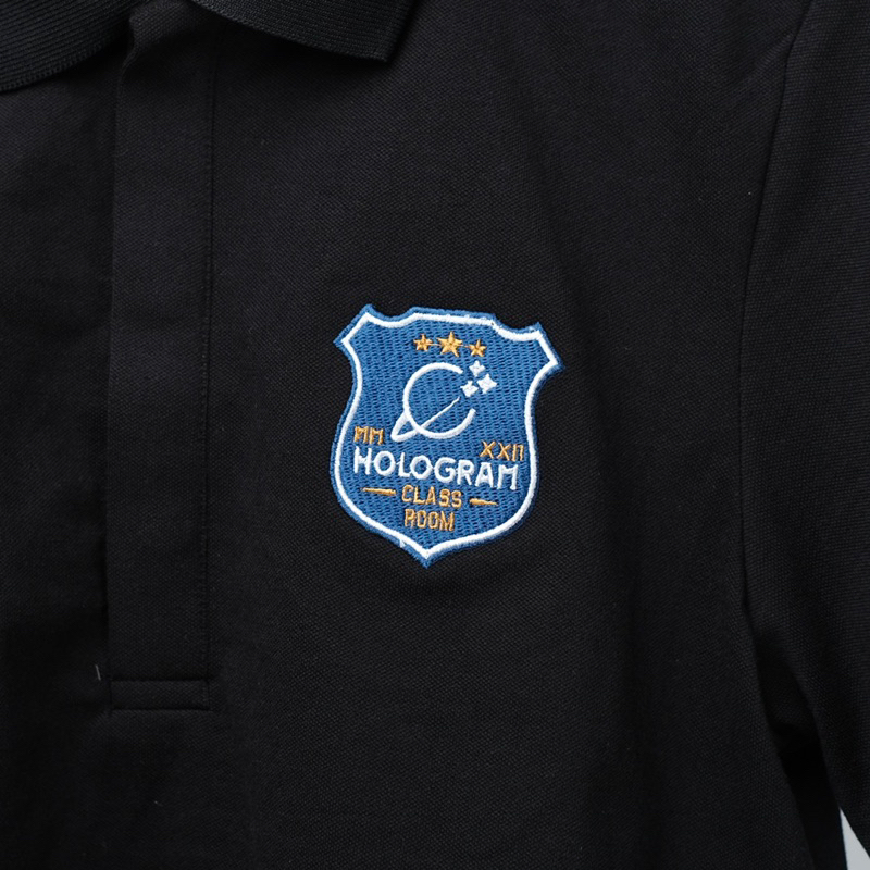 Áo polo croptop Hologram trắng thêu huy hiệu, Hologram signature crop polo