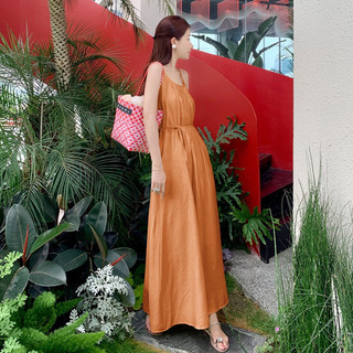 Váy maxi cam lụa hở lưng