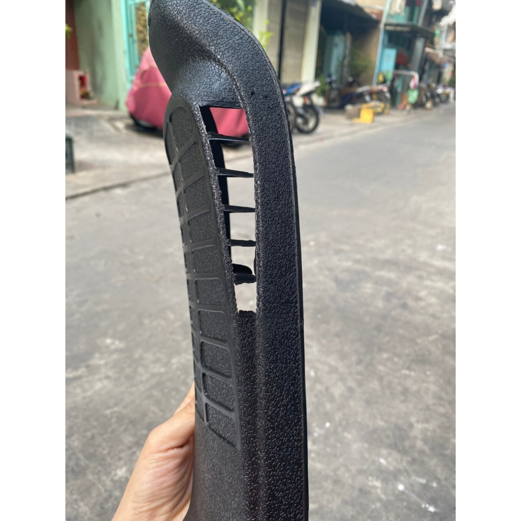 YẾM GIỮA XE CHALY