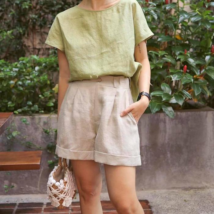 Quần sóc nữ ống rộng Linen Premium sắn gấu cạp sau lưng chun trẻ trung.