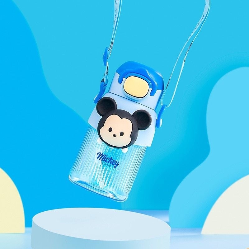 Bình Nước Hãng DISNEY siêu đẹp. Hình nổi bấm kêu chút chít. 2in1 : đầu ống hút và uống trực tiếp, có dây đeo .