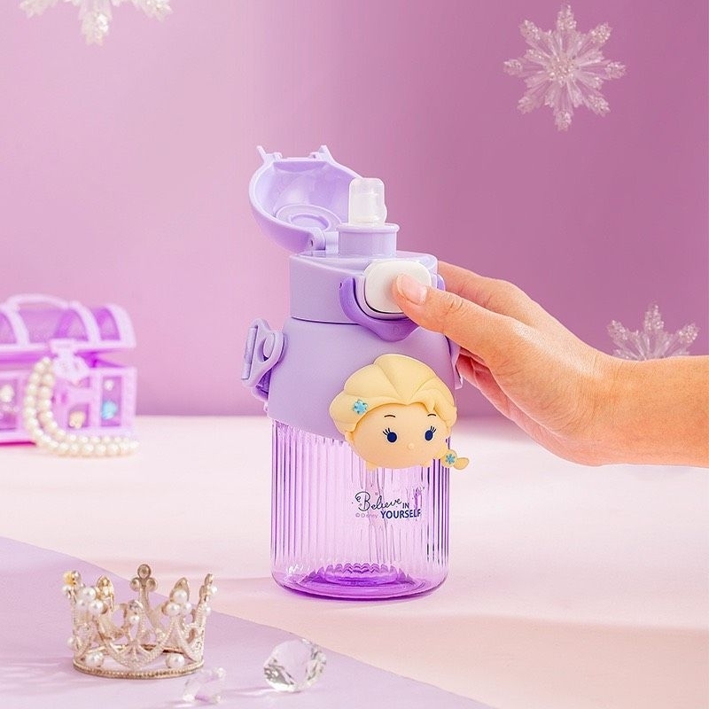 Bình Nước Hãng DISNEY siêu đẹp. Hình nổi bấm kêu chút chít. 2in1 : đầu ống hút và uống trực tiếp, có dây đeo .