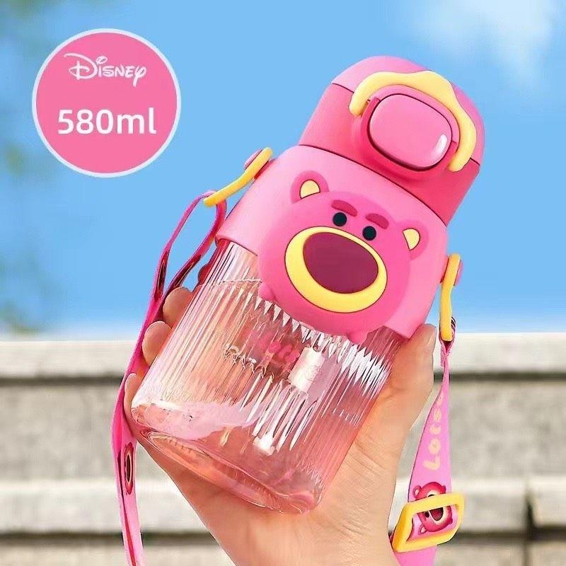 Bình Nước Hãng DISNEY siêu đẹp. Hình nổi bấm kêu chút chít. 2in1 : đầu ống hút và uống trực tiếp, có dây đeo .