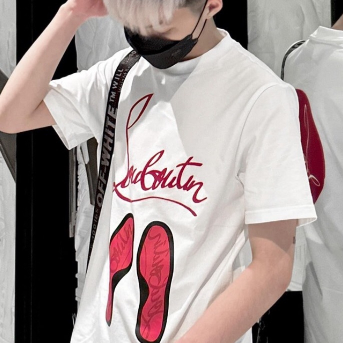 Áo Phông Louboutin Hình In Đế Giày Cực Nét - Áo LC Chất Liệu Cotton Thoáng Mát Form Dáng Unisex Nam Nữ Hot Trend 2023...