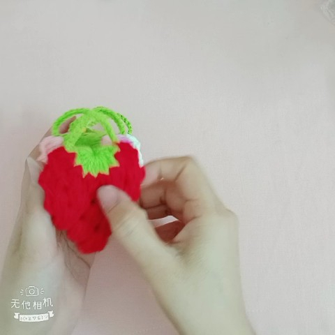 Móc khóa dâu tây bằng len