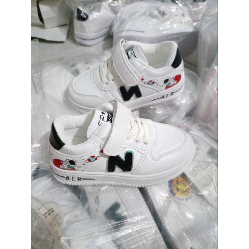 Giày thể thao bé