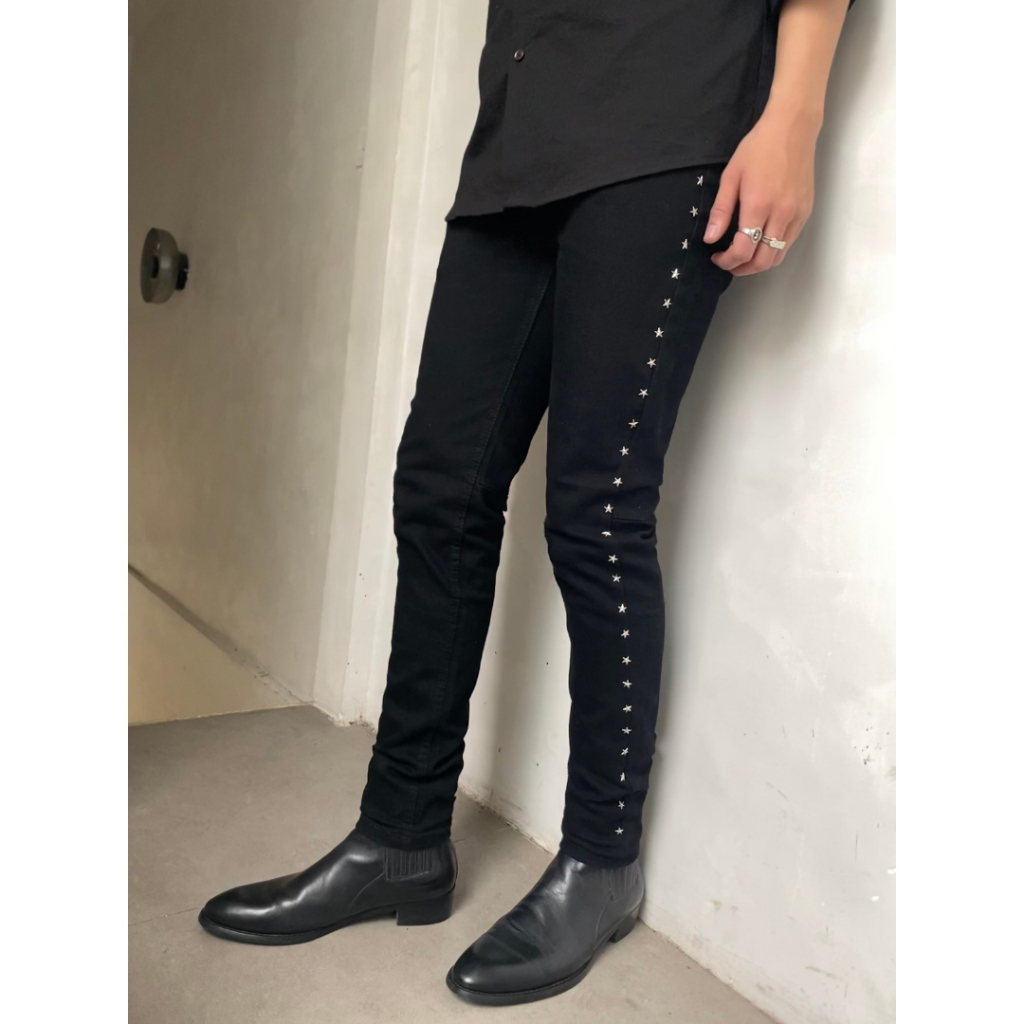 Quần Denim Jean Đen Phối Đinh Tán Ngôi Sao V2 Fom Skinny - Roy Design