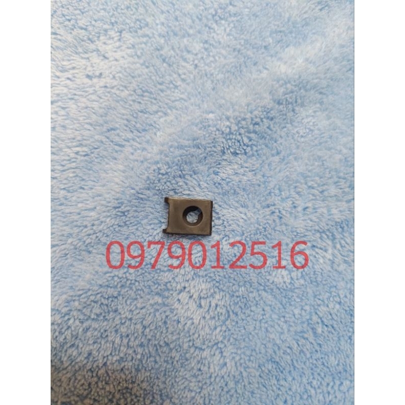 Kẹp bắt vít 3 ke 5 ly dàn áo xe máy Suzuki