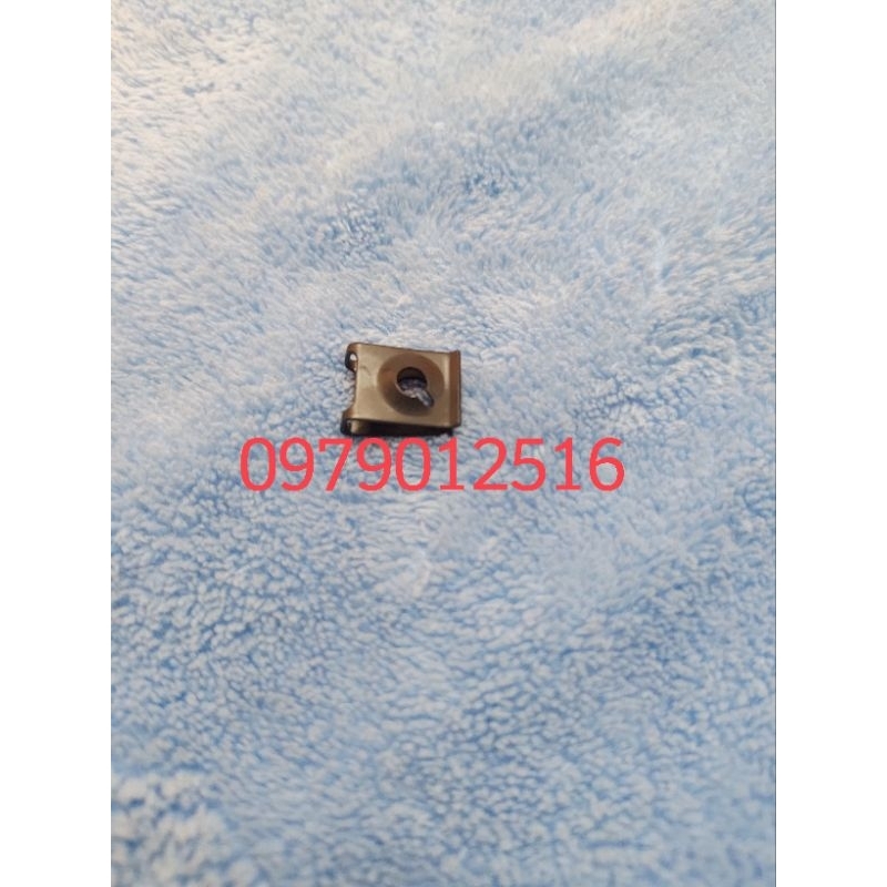 Kẹp bắt vít 3 ke 5 ly dàn áo xe máy Suzuki