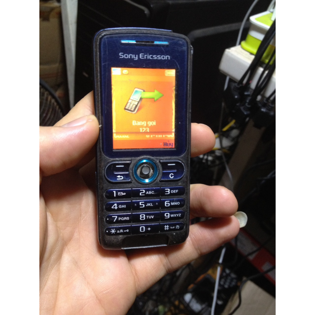 Xác SONY Ericsson W200i màn ám nhẹ, 1 sọc ngang, sjm sóng chức năng nghe gọi tốt, loa ổn, máy không bin