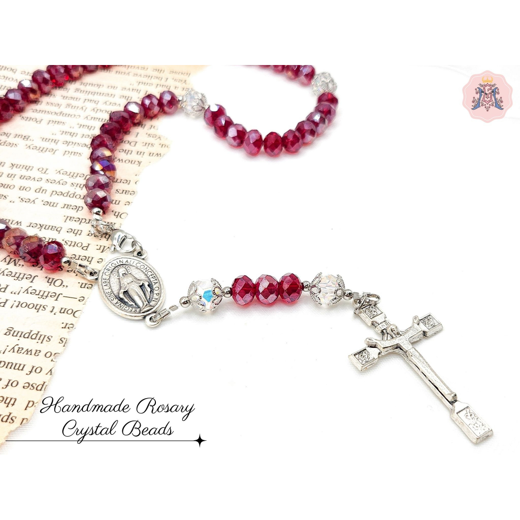 Chuỗi mân côi pha lê Dark Red Crystal đính mề đay Huyền Nhiệm nhập Ý thiết kế handmade MOONGEM, phụ kiện Công Giáo
