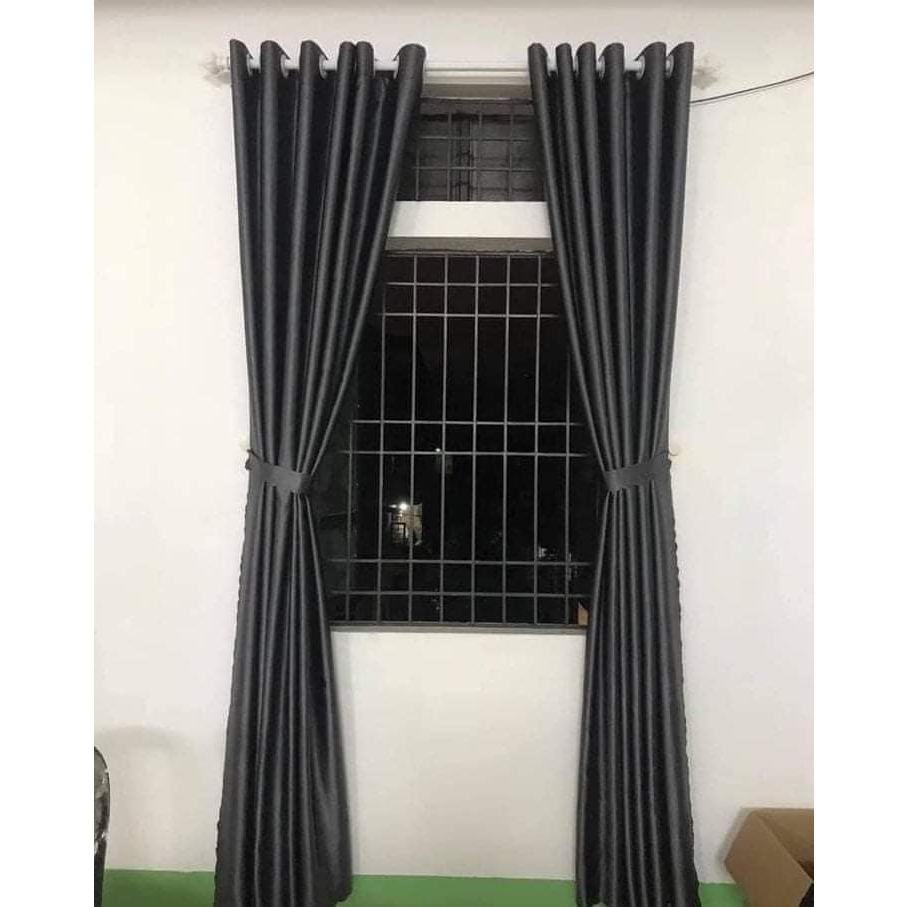 Rèm vải xám đậm ngăn phòng điều hòa gia đình