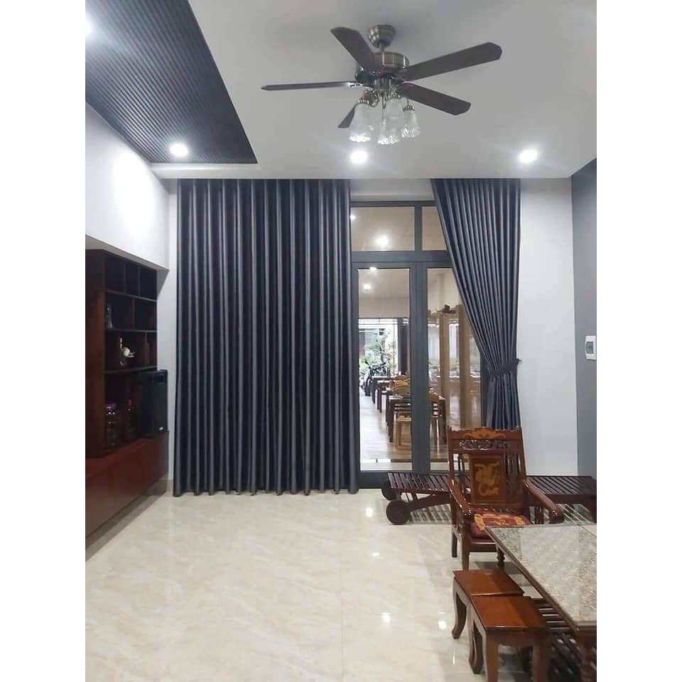 Rèm vải xám đậm ngăn phòng điều hòa gia đình