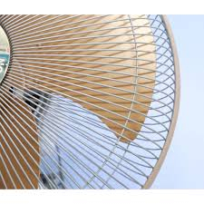 Quạt treo tường M40C với độ phủ gió xa hơn 10m, có 3 màu sắc để lựa chọn