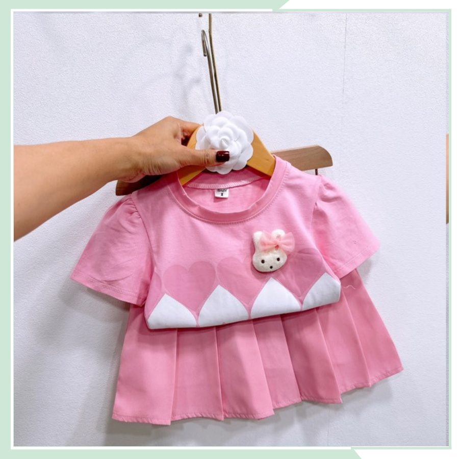 Bộ đồ bé gái, Áo thun in họa tiết trái tim kèm chân váy xép li siêu điệu cho bé đi học đi chơi BBG42