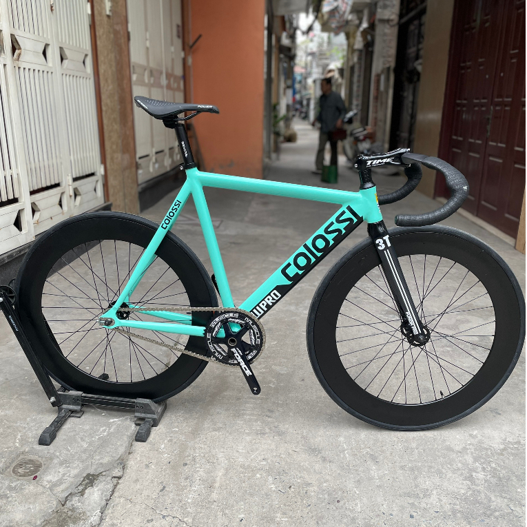 Xe đạp Fixed Gear Colossi xanh bianchi vành 7cm, đùi rỗng Force, ghi đông Pro carbon siêu đẹp
