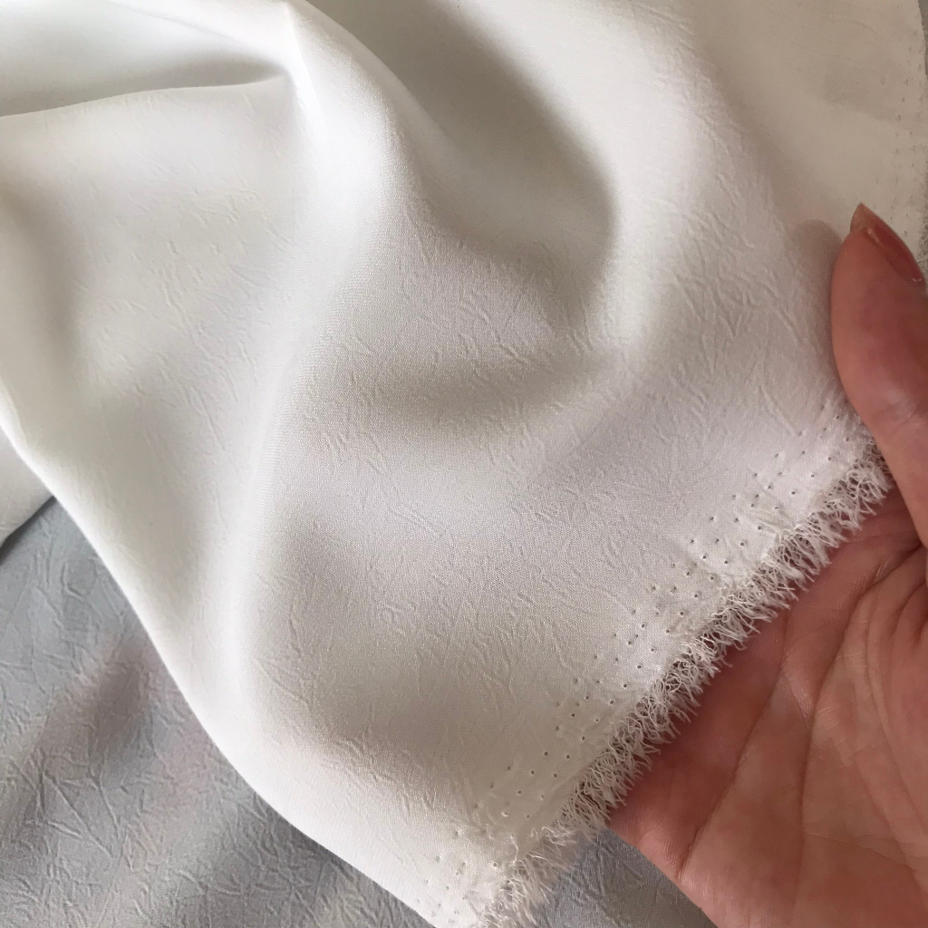 Vải Khúc Lụa Dập Gãy Màu Trắng Khổ Nhỏ 1m15 - Chất Mềm, Mịn Rũ, Ít Co GIãn
