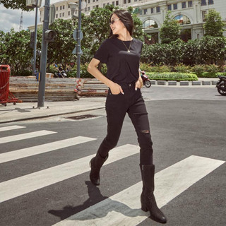  TheBlueTshirt - Quần Jeans Skinny Nữ Rách Gối Màu Đen - Off Duty Jeans - Black Wash