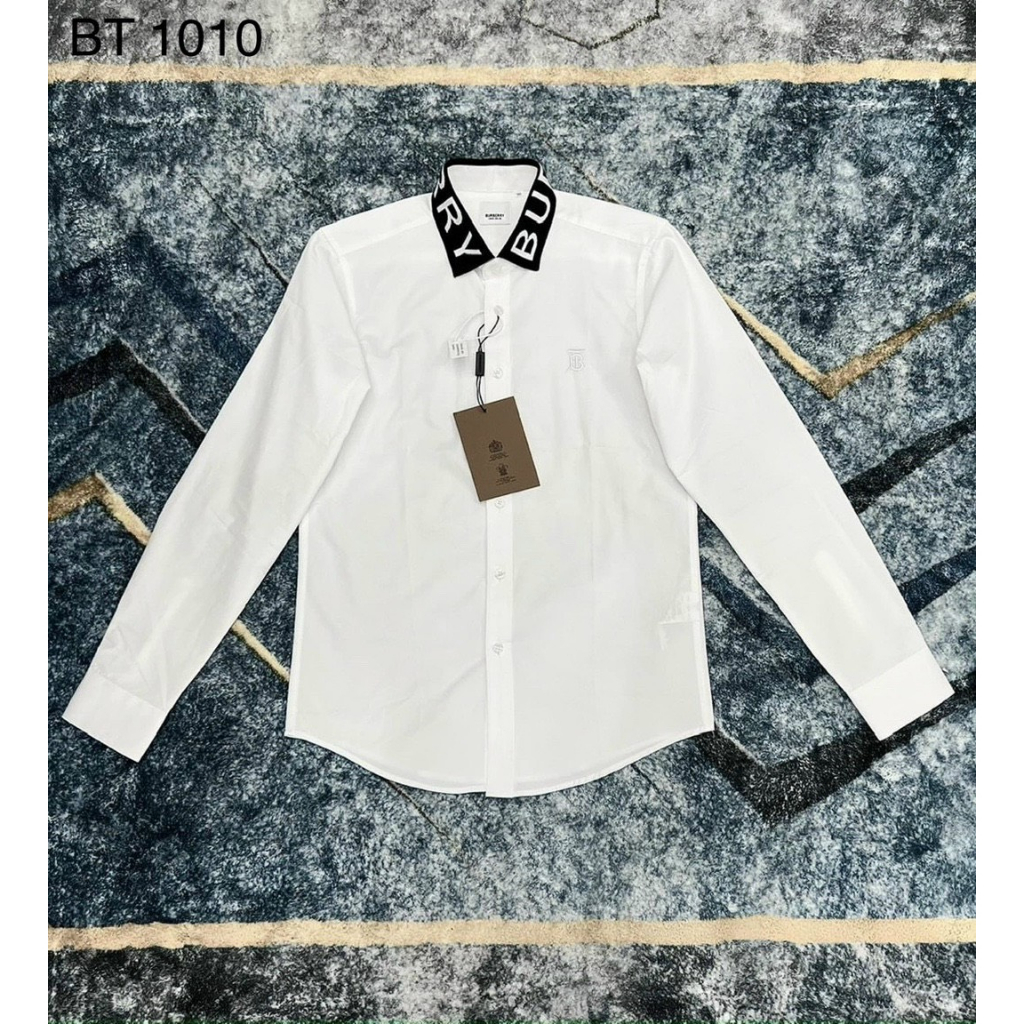 Áo Sơ Mi BURBERRY Cổ Đen Dệt Chữ Thêu Logo BT Ngực
