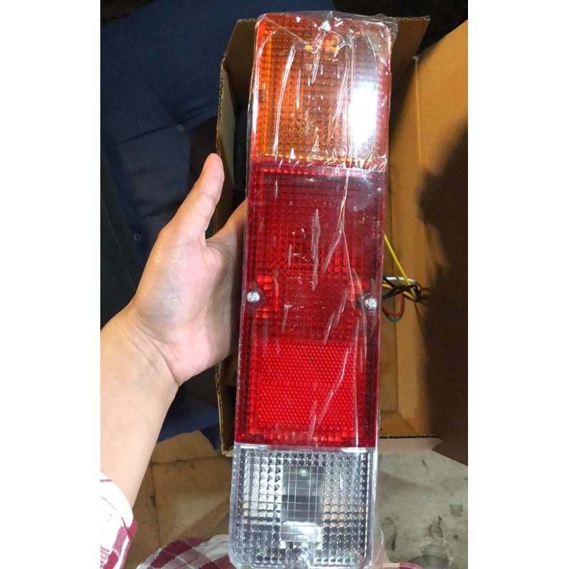 đèn hậu BÊN LÁI xe suzuki 750kg / suzuki supro /giá 1 cái