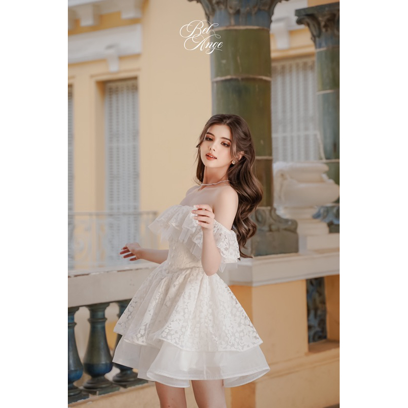 Bel Ange - Đầm bẹt vai hai tầng đính nút bọc màu trắng Sarah mini Dress