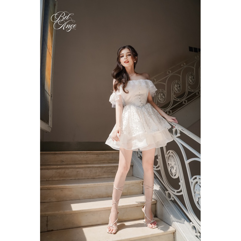 Bel Ange - Đầm bẹt vai hai tầng đính nút bọc màu trắng Sarah mini Dress