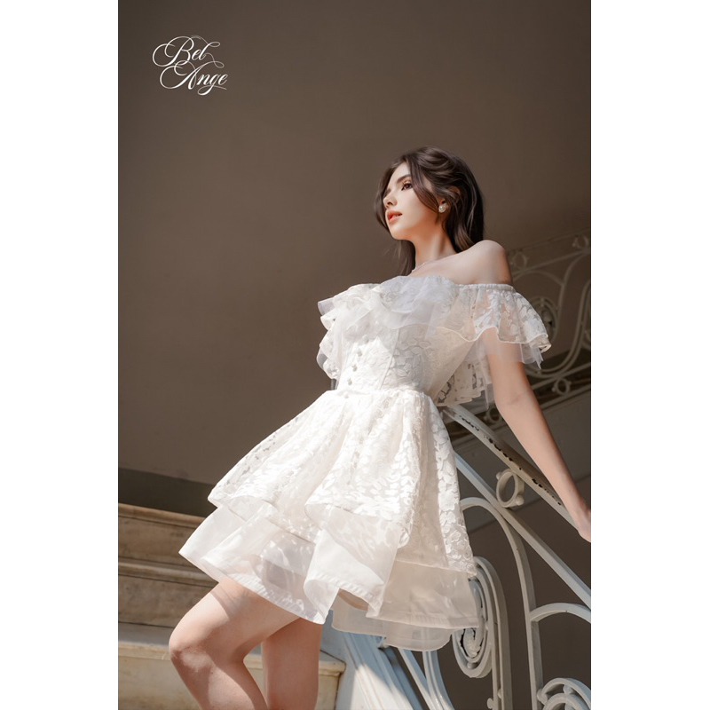 Bel Ange - Đầm bẹt vai hai tầng đính nút bọc màu trắng Sarah mini Dress