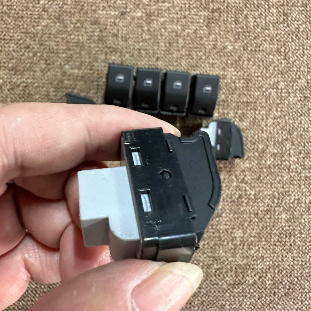 Công tắc lên xuống kính đơn. Dùng cho xe HOWO A7